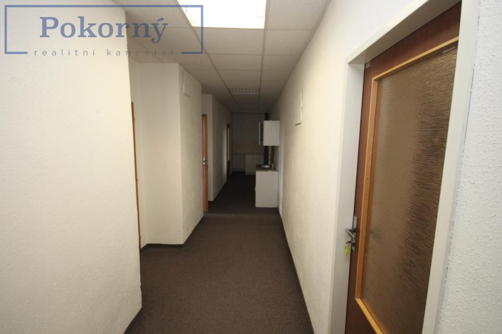 Pronájem kanceláře 15 m2, administrativní cihlová budova, P5 – Smíchov, U Trojice (č.k.208)
