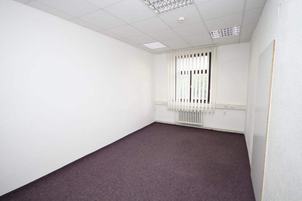 Pronájem kanceláře 30 m2 v administrativní cihlové budově, P5 – Smíchov, U Trojice, přízemí, (č.k.015+016)