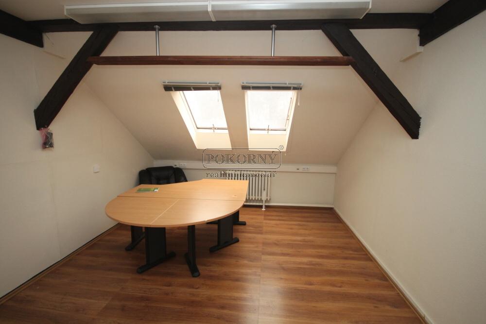 Pronájem kanceláře - administrativní budova, 20 m2, cihlový dům, P5 – Smíchov, ul. U Trojice (č.512))