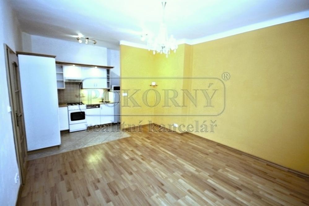 Pronájem hezkého bytu 2+kk/B v cihlovém domě, P4 – Michle