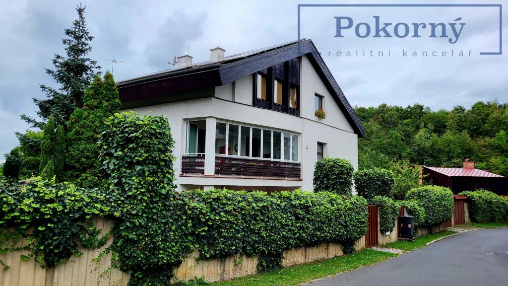 Pronájem luxusního bytu 4+1/3T/G v rod. domě, se zahradou, bazénem a saunou
